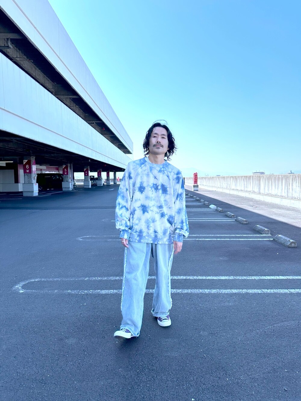 ブルー系のスウェット、ブルー系のデニムパンツを着用したメンズの冬コーディネートの2枚目の写真