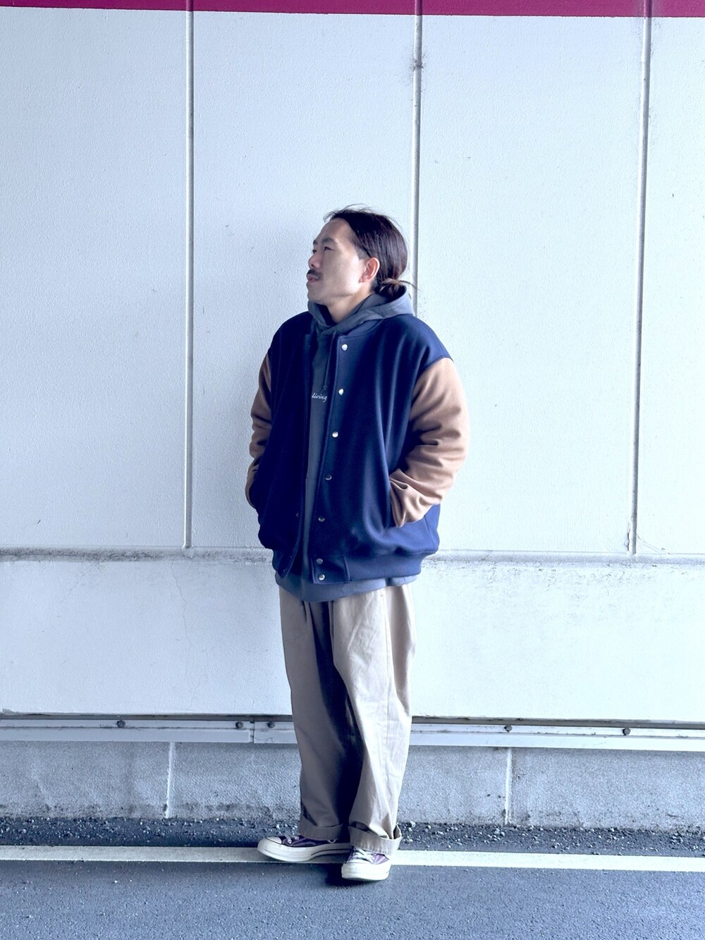 ブルー系のスタジャン、グレー系のパーカーを着用したメンズの冬コーディネートの2枚目の写真