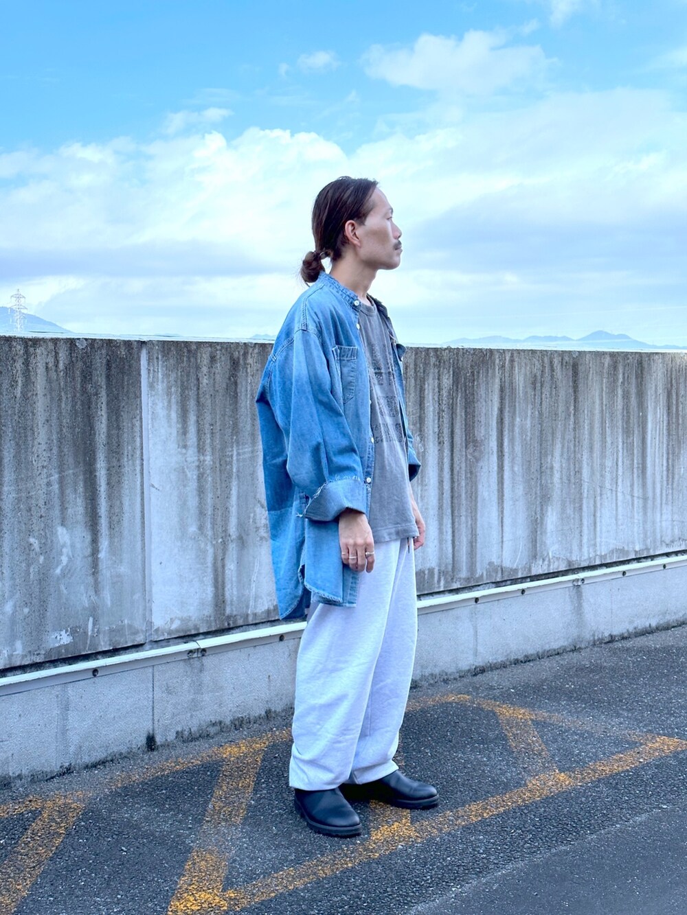 ブルー系のシャツ/ブラウス、グレー系のスウェットパンツ、ブラック系のブーツを着用したメンズの秋コーディネートの3枚目の写真