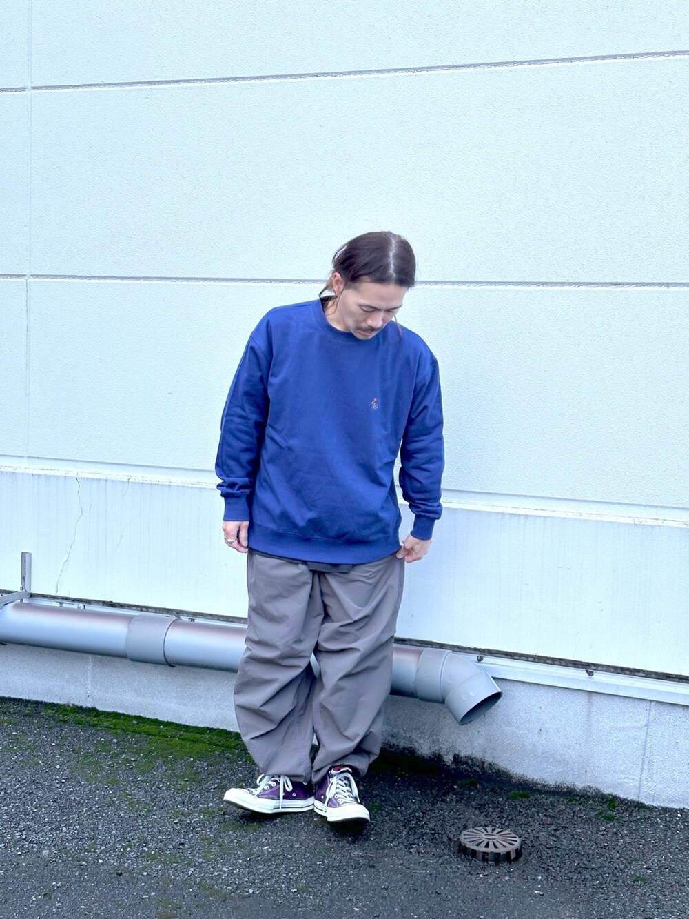 ブルー系のスウェット、ブラック系のカーゴパンツを着用したメンズの冬コーディネートの2枚目の写真