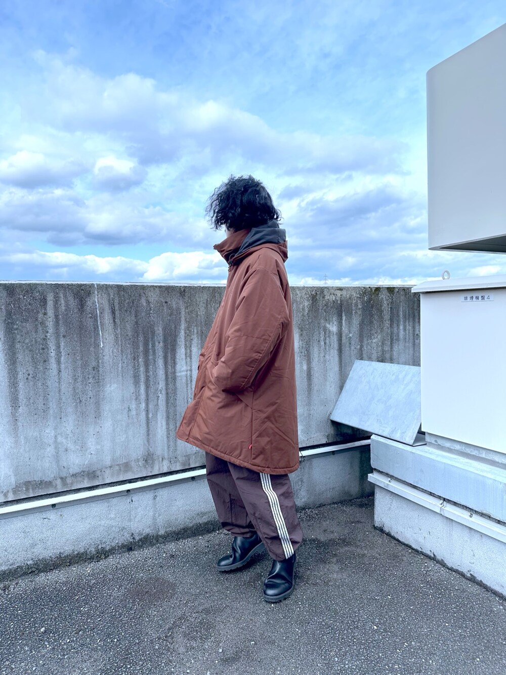 ブラウン系のダウンジャケット/コート、ブラウン系のスウェットパンツを着用したメンズの冬コーディネートの2枚目の写真