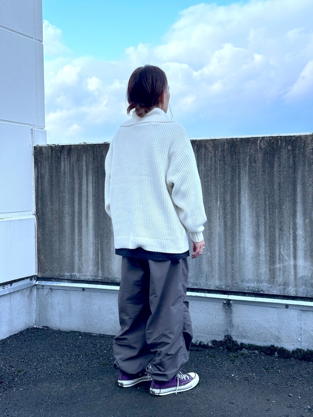 ホワイト系のニット/セーター、ブラック系のカーゴパンツを着用したメンズの冬コーディネートの3枚目の写真