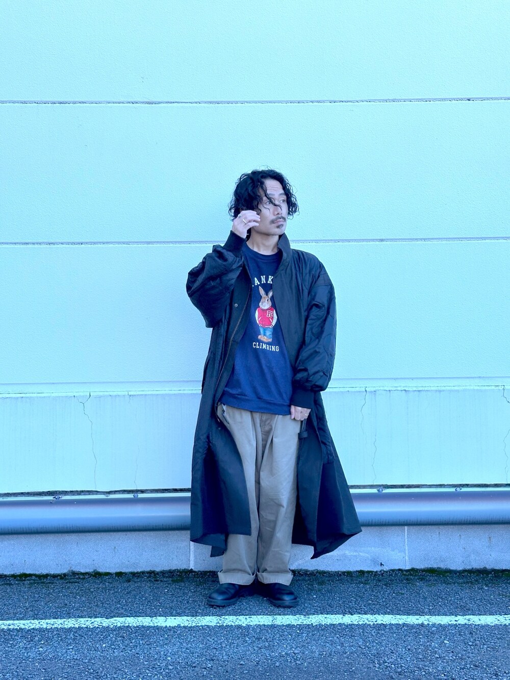 ブルー系のスウェット、ブラック系のモッズコートを着用したメンズの秋コーディネートの2枚目の写真