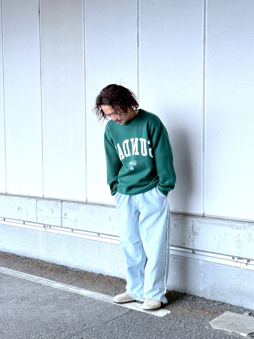 グリーン系のニット/セーター、ブルー系のデニムパンツを着用したメンズの冬コーディネートの2枚目の写真