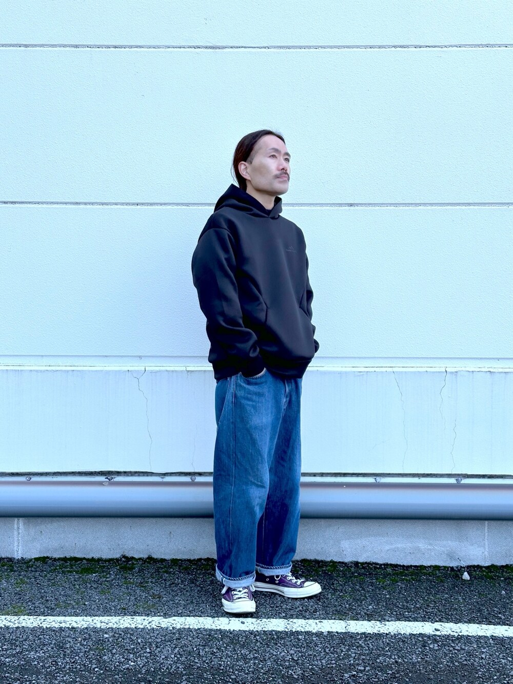 ブラック系のパーカーを着用したメンズの冬コーディネートの2枚目の写真