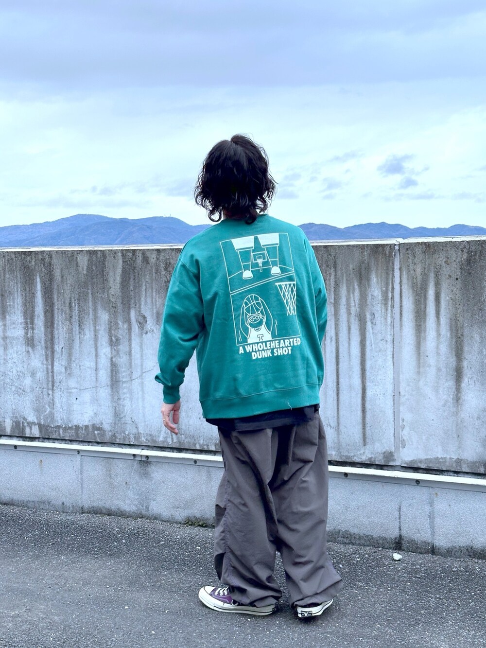 「シンプルコーデ、春色、休日スタイル、きれいめカジュアル、スニーカー、ビッグシルエット、春コーデ、メンズコーデ、オトナカジュアル、シンプル、プチプラ、大人コーデ」｜「CIAOPANIC TYPYの《おじさんシリーズ》ワンポイント刺繍裏毛スウェット（スウェット、グリーン系）」を使った、KAZUMASAさん（メンズ・163cm）の冬コーディネートの2枚目の写真