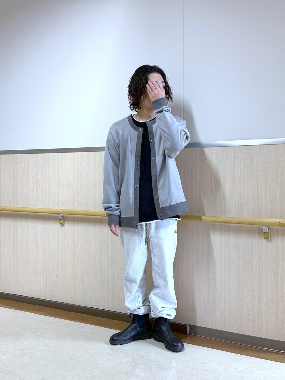 グレー系のカーディガン/ボレロ、グレー系のスウェットパンツ、ブラック系のブーツを着用したメンズの冬コーディネートの2枚目の写真