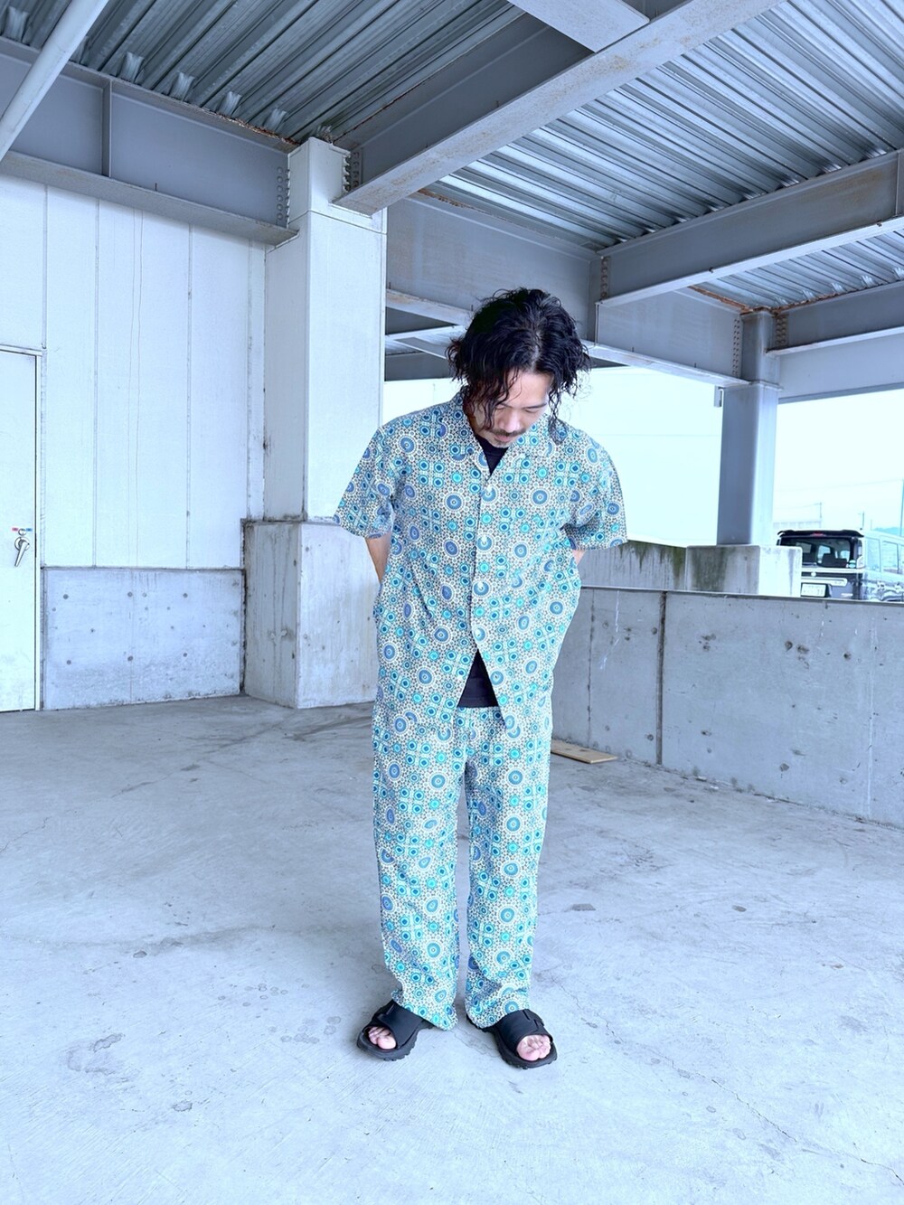 ホワイト系のシャツ/ブラウス、ホワイト系のその他パンツを着用したメンズの夏コーディネートの2枚目の写真