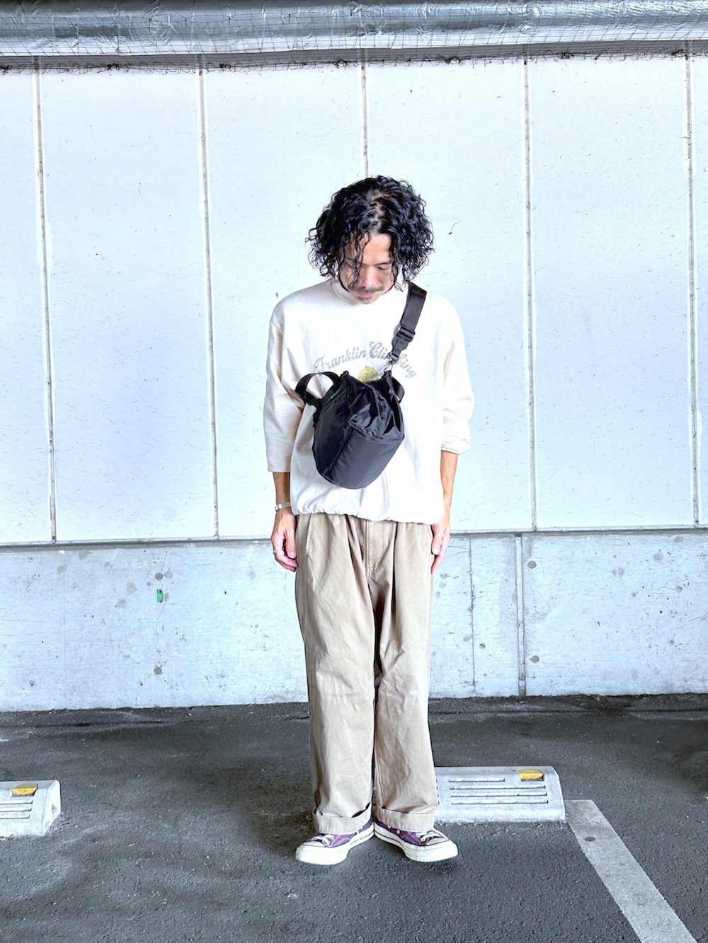 ブラック系のショルダーバッグ、グレー系のスウェットを着用したメンズの秋コーディネートの2枚目の写真