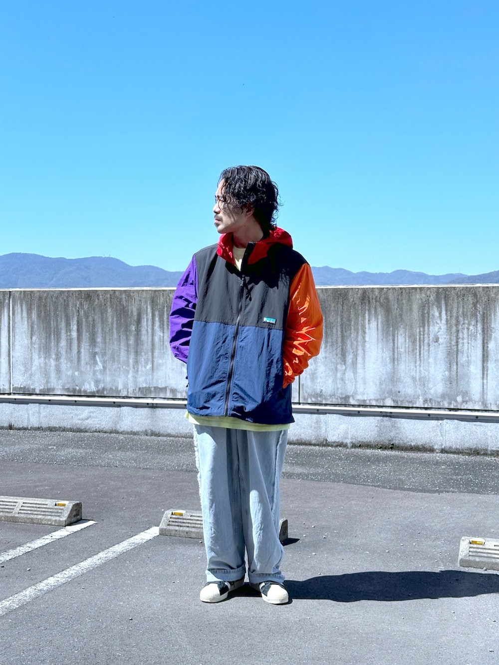 その他のブルゾン、ブルー系のデニムパンツを着用したメンズの春コーディネートの2枚目の写真