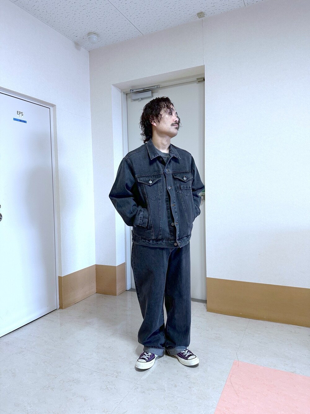 ブラック系のデニムジャケット、ブラック系のデニムパンツを着用したメンズの春コーディネートの2枚目の写真