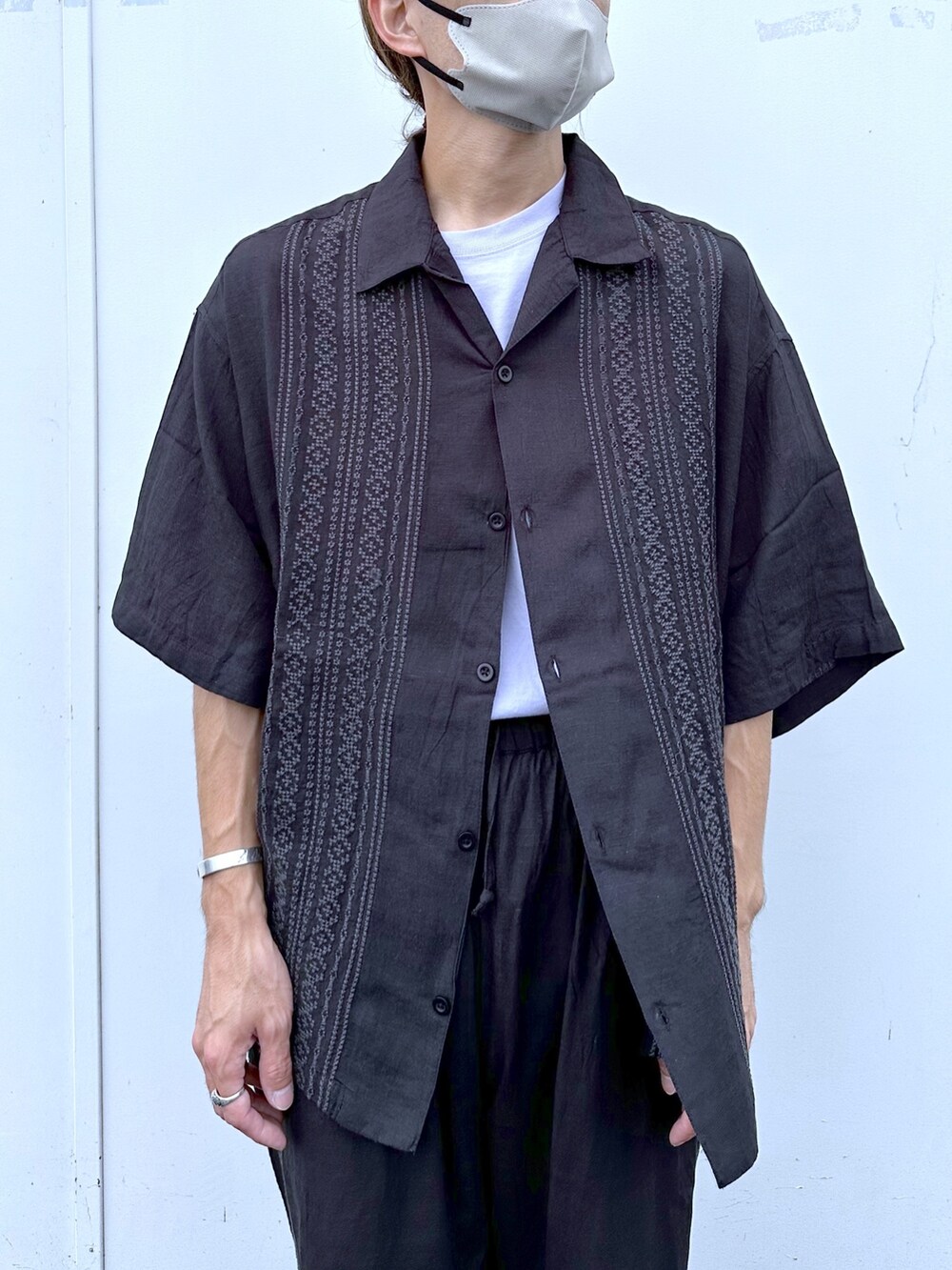 グレー系のシャツ/ブラウス、グレー系のその他パンツ、ブラック系のサンダルを着用したメンズの夏コーディネートの3枚目の写真