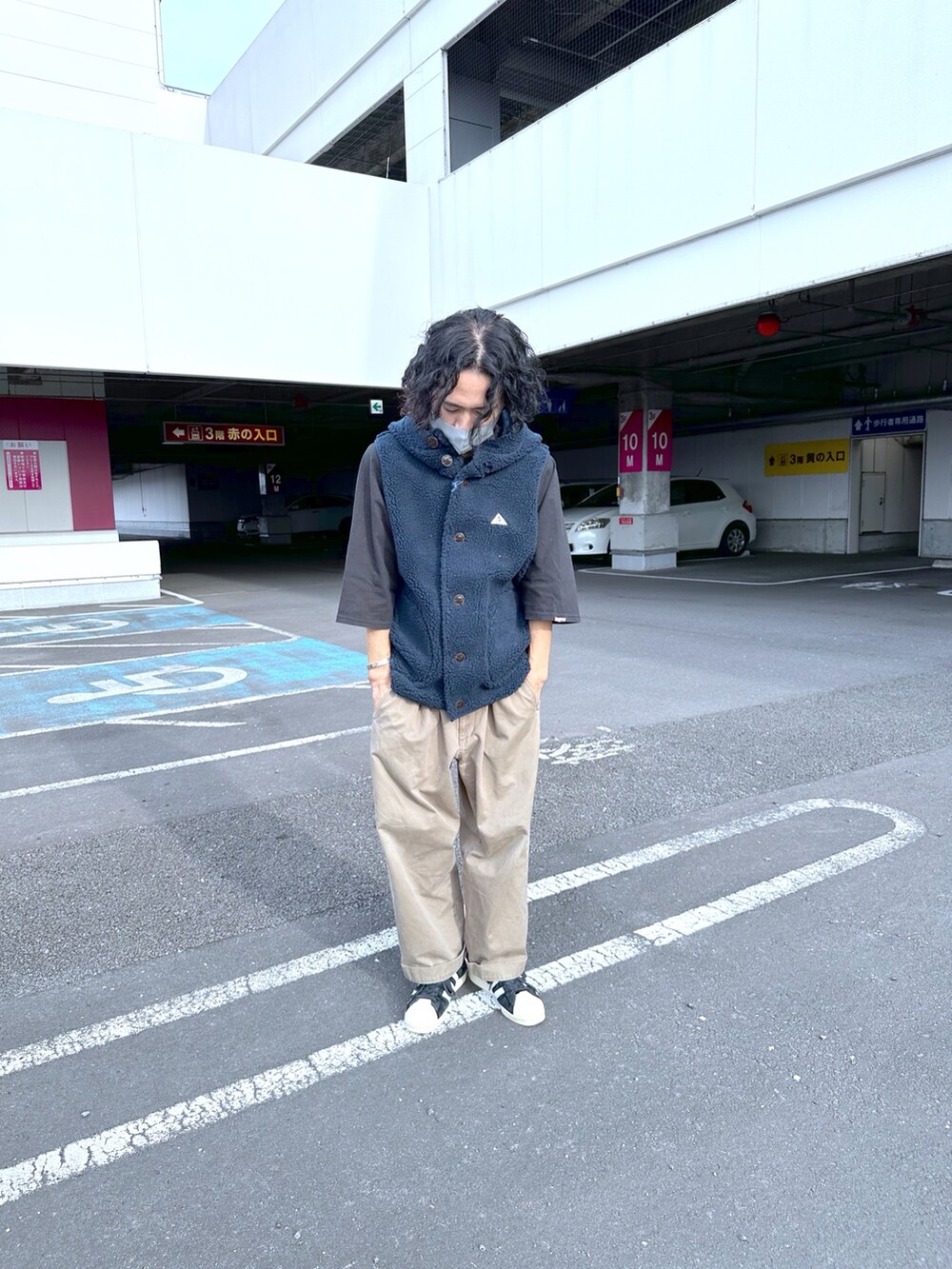 ブルー系のベストを着用したメンズの秋コーディネートの2枚目の写真