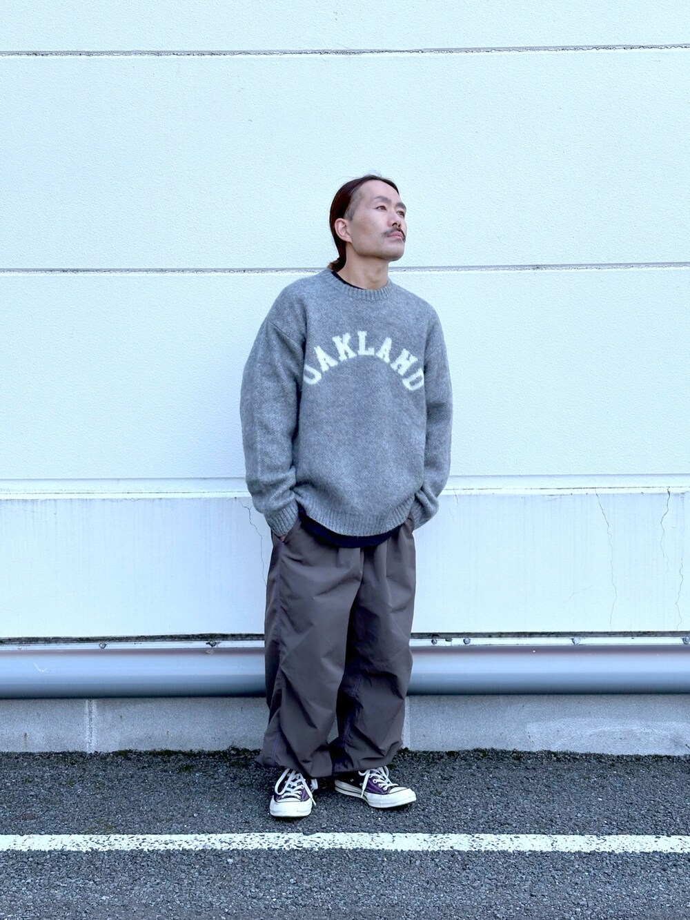 グレー系のニット/セーター、ブラック系のカーゴパンツを着用したメンズの冬コーディネートの2枚目の写真