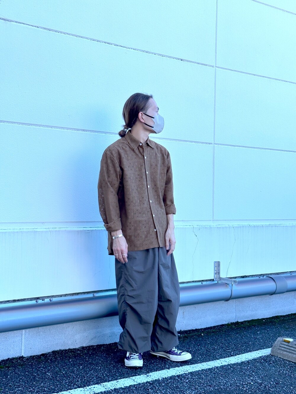 ブラウン系のシャツ/ブラウス、ブラック系のカーゴパンツを着用したメンズの秋コーディネートの2枚目の写真