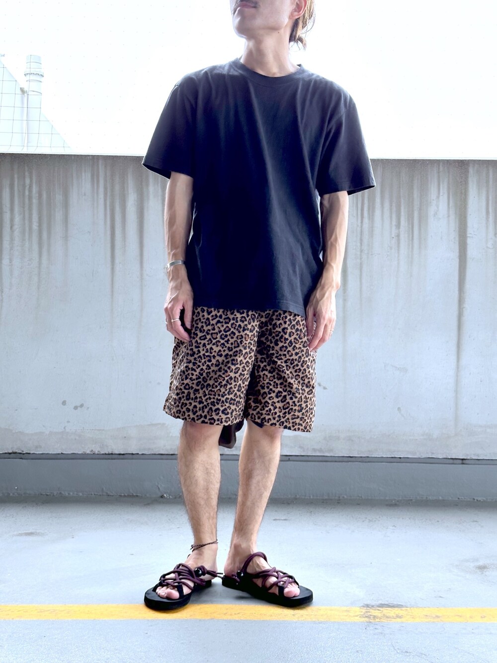 ブラック系のその他パンツ、ブラック系のTシャツ/カットソー、ブラック系のサンダルを着用したメンズの夏コーディネートの2枚目の写真