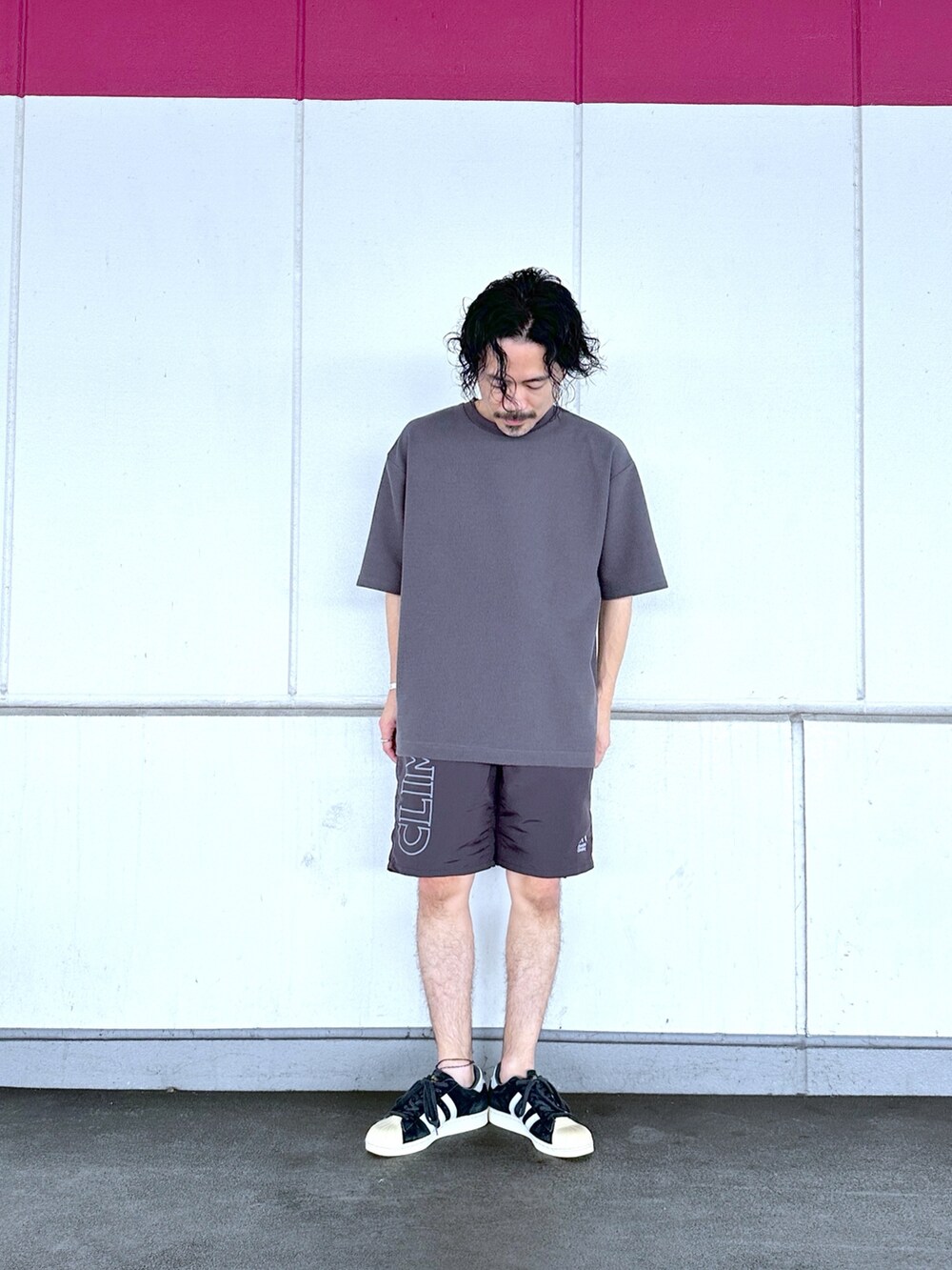 グレー系のTシャツ/カットソー、グレー系のその他パンツを着用したメンズの夏コーディネートの2枚目の写真