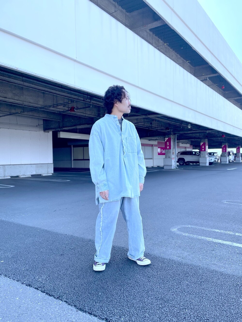 ブルー系のシャツ/ブラウス、ブルー系のデニムパンツを着用したメンズの春コーディネートの2枚目の写真