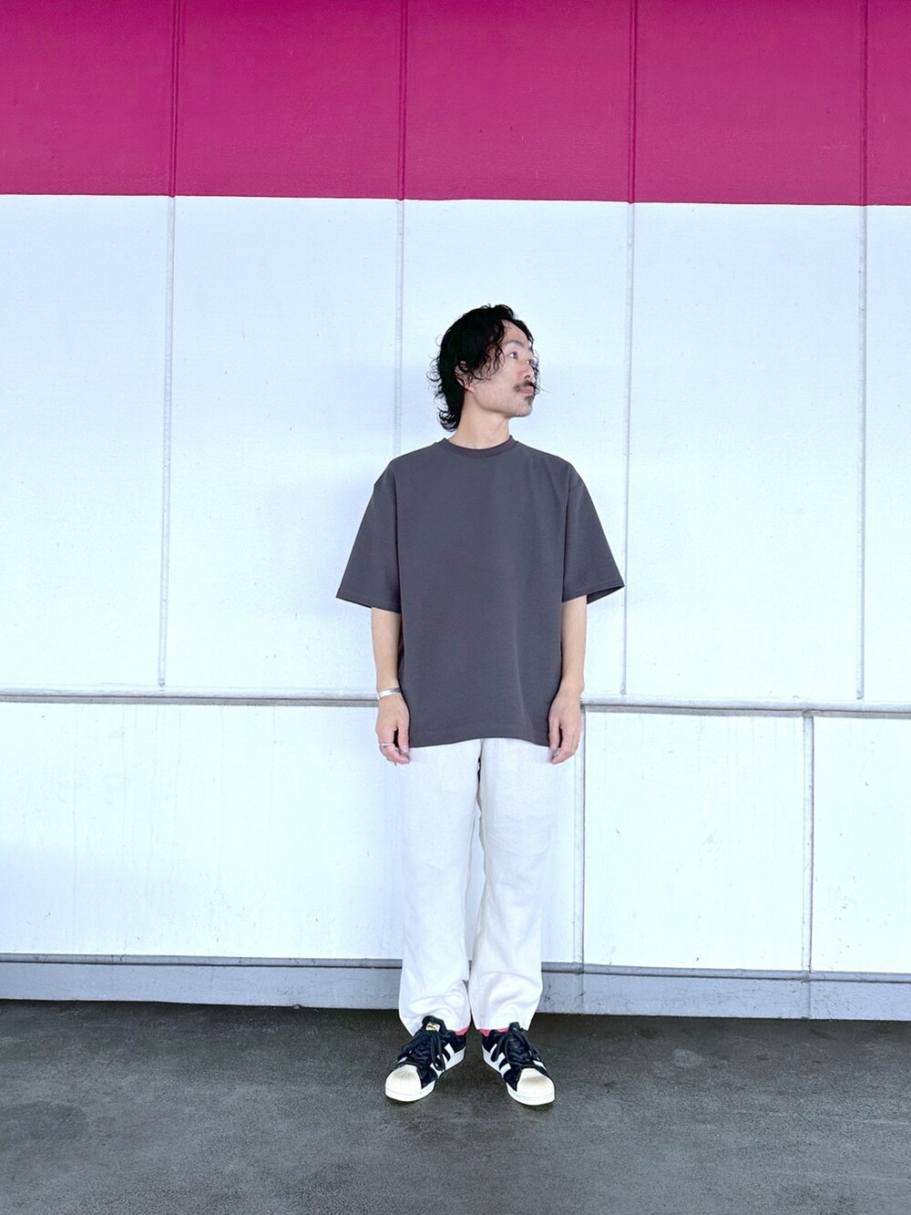 グレー系のTシャツ/カットソー、ホワイト系のその他パンツを着用したメンズの夏コーディネートの2枚目の写真