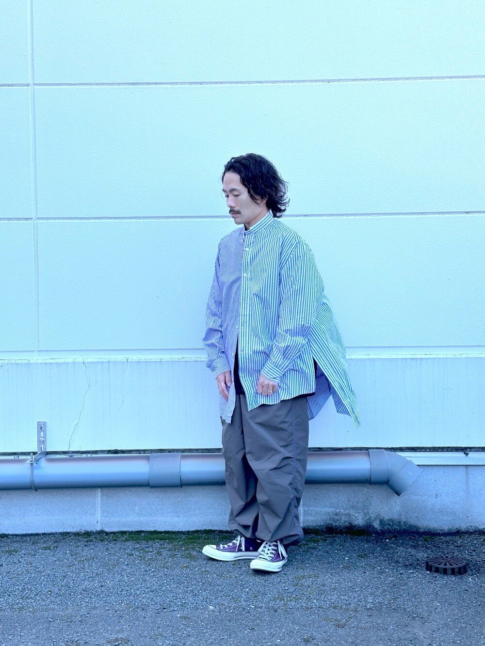 ブルー系のシャツ/ブラウス、ブラック系のカーゴパンツを着用したメンズの冬コーディネートの2枚目の写真