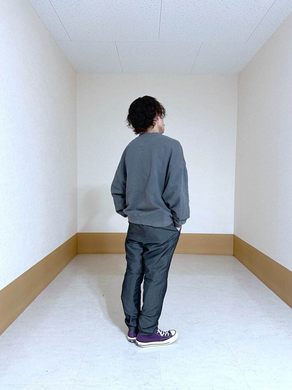 グレー系のデニムパンツを着用したメンズの春コーディネートの2枚目の写真