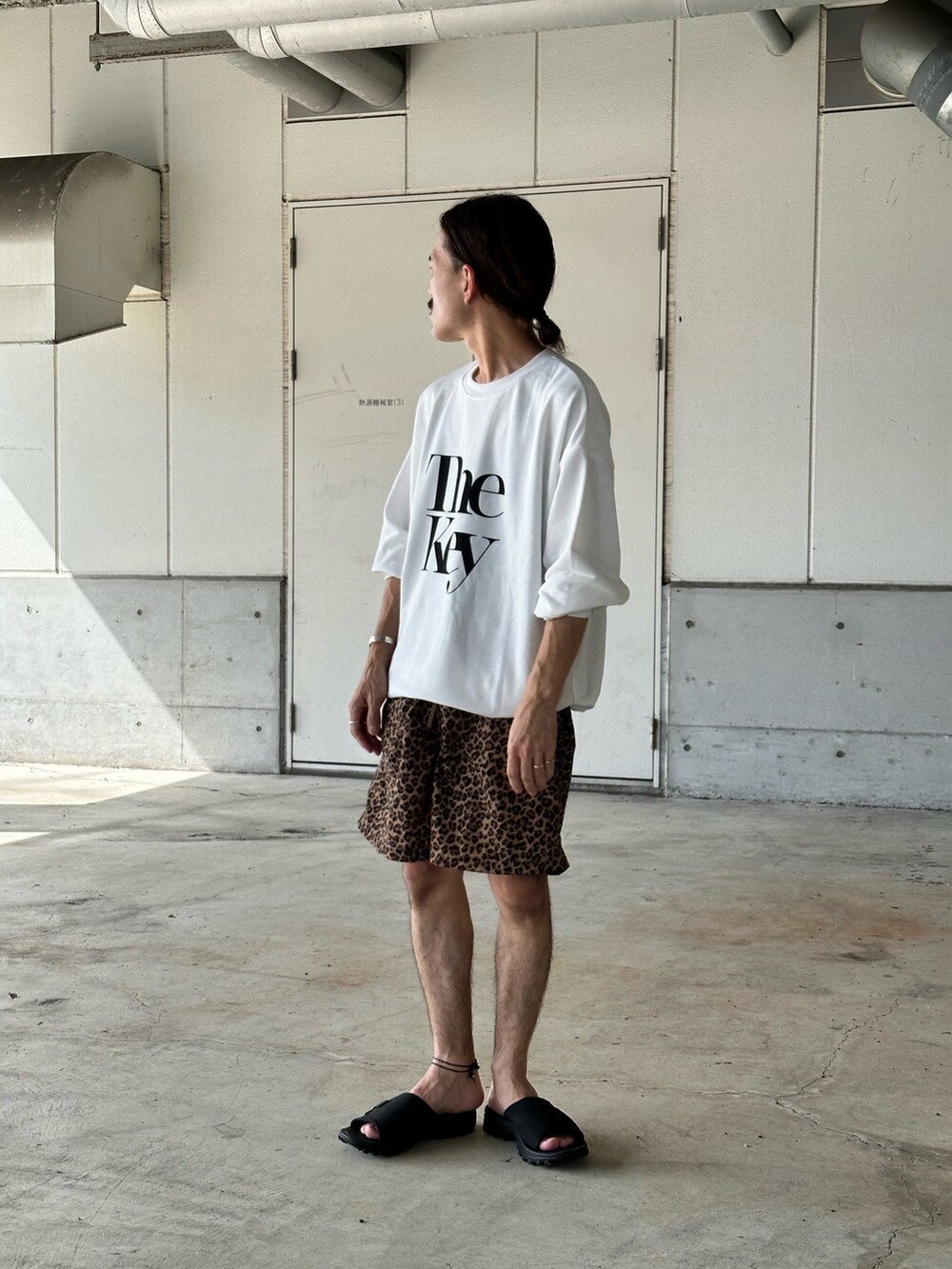 ホワイト系のTシャツ/カットソー、ブラック系のサンダル、ベージュ系の水着を着用したメンズの夏コーディネートの2枚目の写真