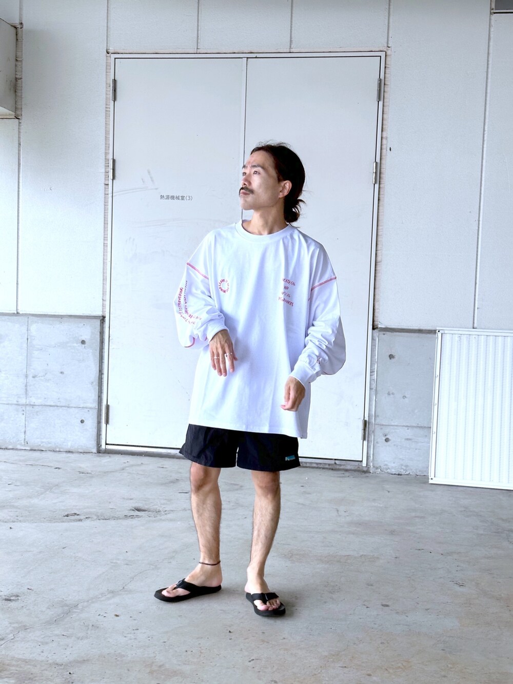 ホワイト系のTシャツ/カットソー、ブラック系のその他パンツを着用したメンズの夏コーディネートの2枚目の写真