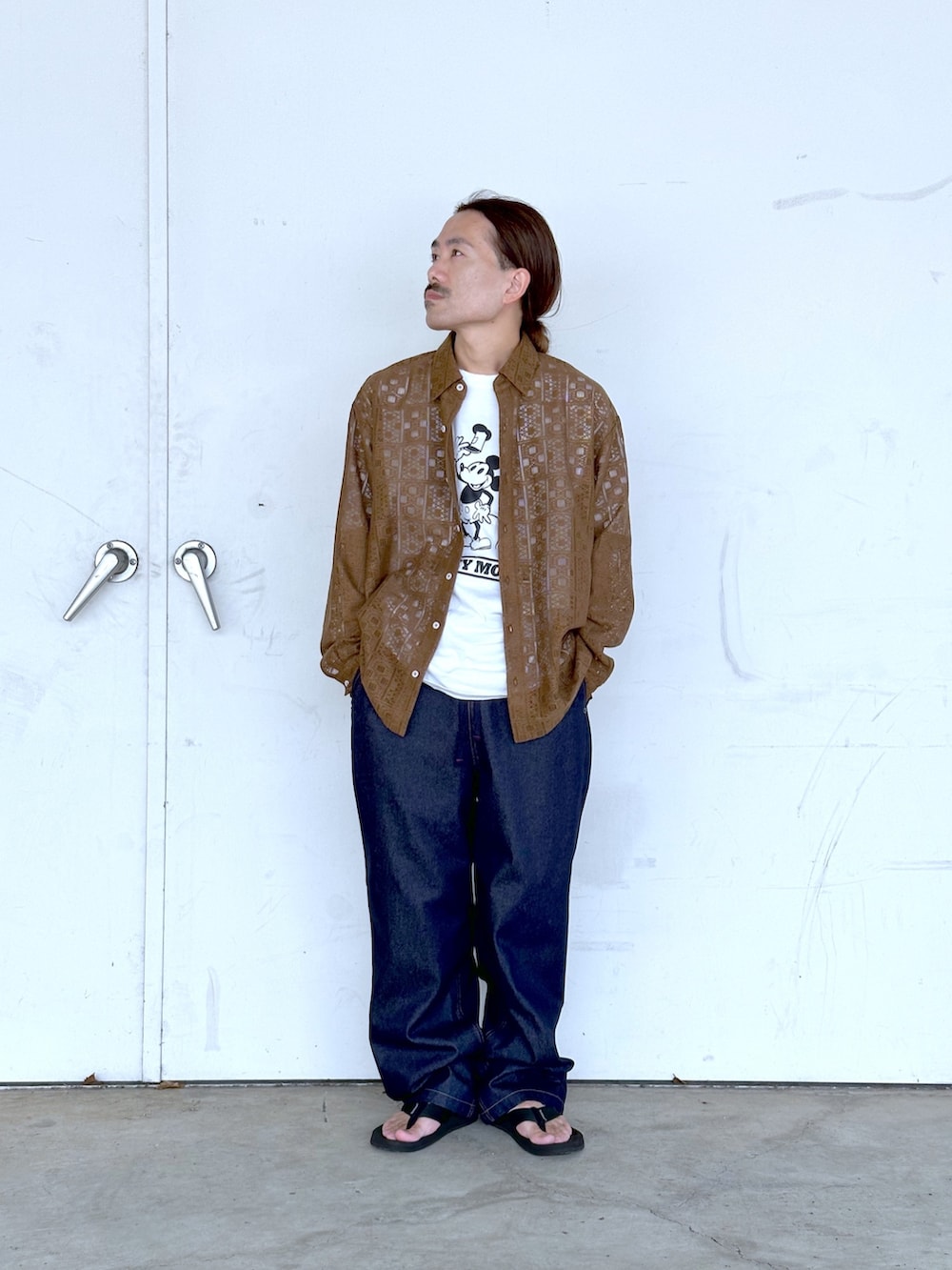 ブラウン系のシャツ/ブラウス、ブルー系のデニムパンツ、ホワイト系のTシャツ/カットソーを着用したメンズの秋コーディネートの2枚目の写真