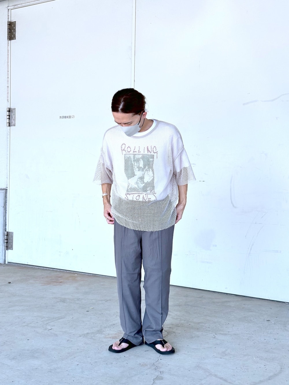 ベージュ系のTシャツ/カットソー、ホワイト系のTシャツ/カットソー、グレー系のスラックスを着用したメンズの夏コーディネートの2枚目の写真