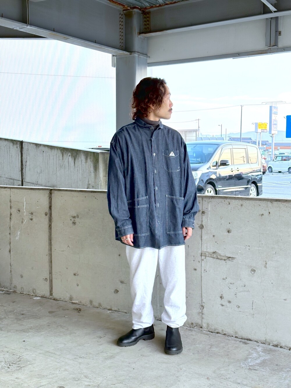 ブルー系のシャツ/ブラウス、グレー系のスウェットパンツ、ブラック系のブーツを着用したメンズの冬コーディネートの2枚目の写真