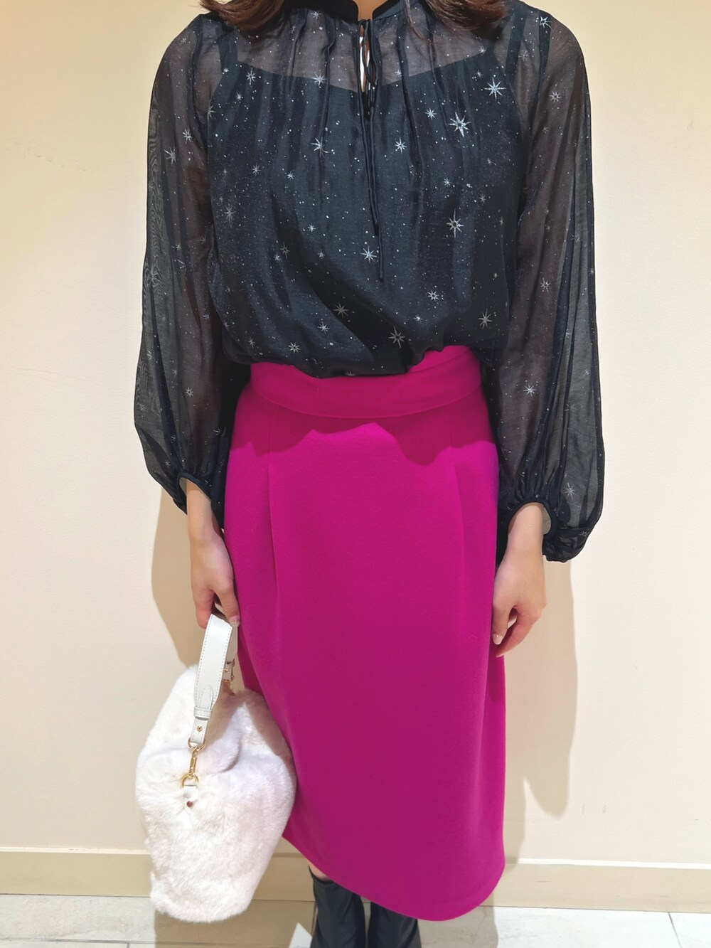 ピンク系のスカート、ブラック系のシャツ/ブラウス、ベージュ系のトレンチコートを着用したレディースの秋コーディネートの8枚目の写真