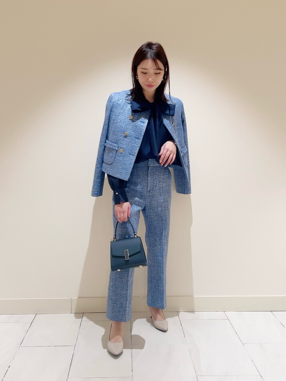 ブルー系のその他パンツ、ブルー系のノーカラージャケット、ブルー系のシャツ/ブラウスを着用したレディースの冬コーディネートの2枚目の写真