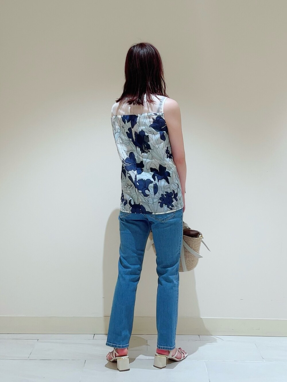 ブルー系のデニムパンツを着用したレディースの春コーディネートの7枚目の写真