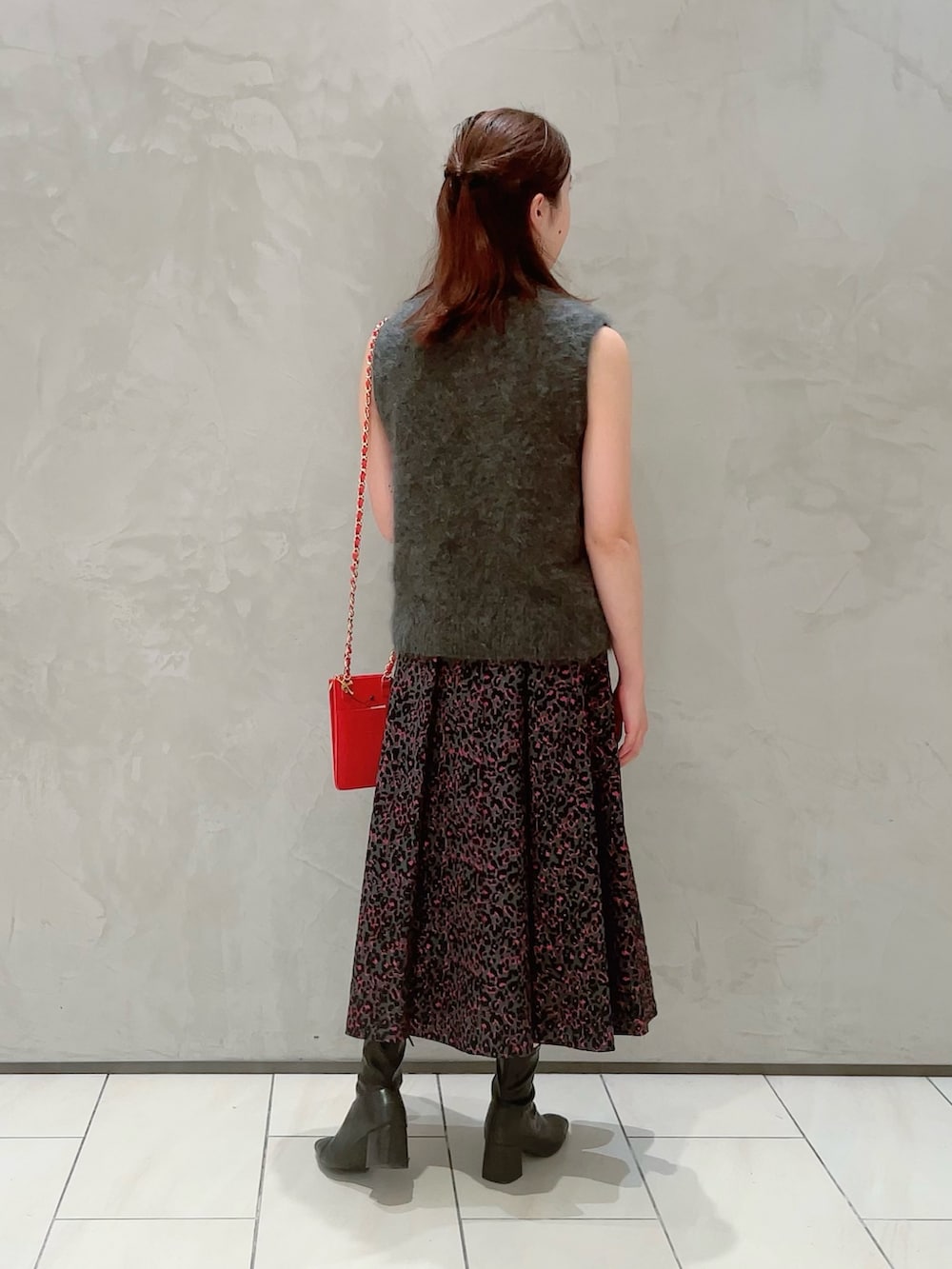 ピンク系のスカート、グレー系のその他トップス、ゴールド系のネックレスを着用したレディースの秋コーディネートの4枚目の写真