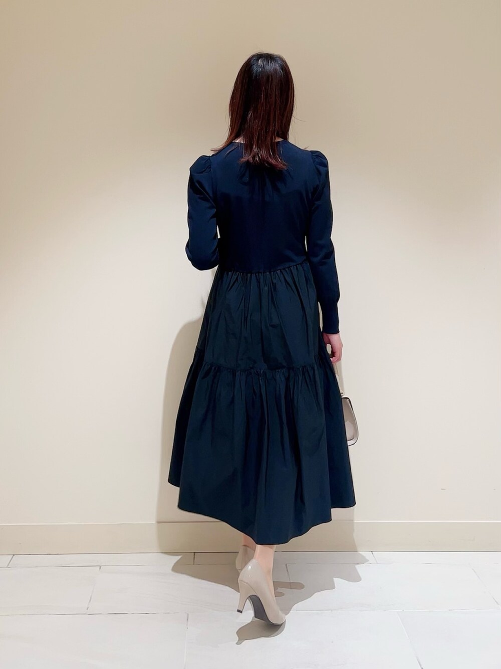 ベージュ系のトートバッグ、ホワイト系のその他アウター、ブルー系のワンピースを着用したレディースの春コーディネートの7枚目の写真