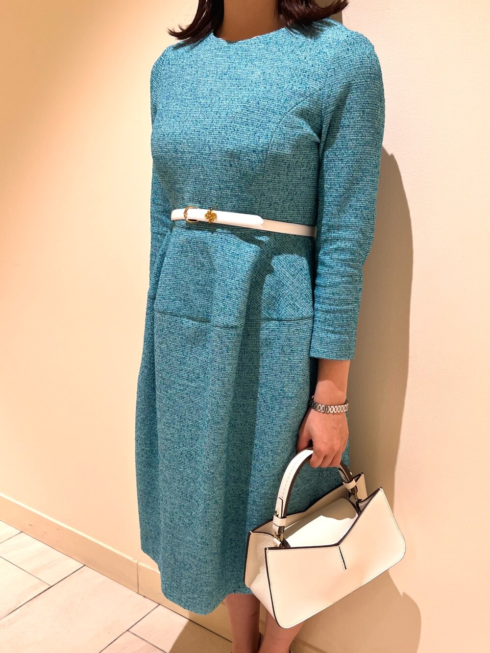 グリーン系のワンピース、ホワイト系のハンドバッグ、ホワイト系のベルトを着用したレディースの春コーディネートの5枚目の写真