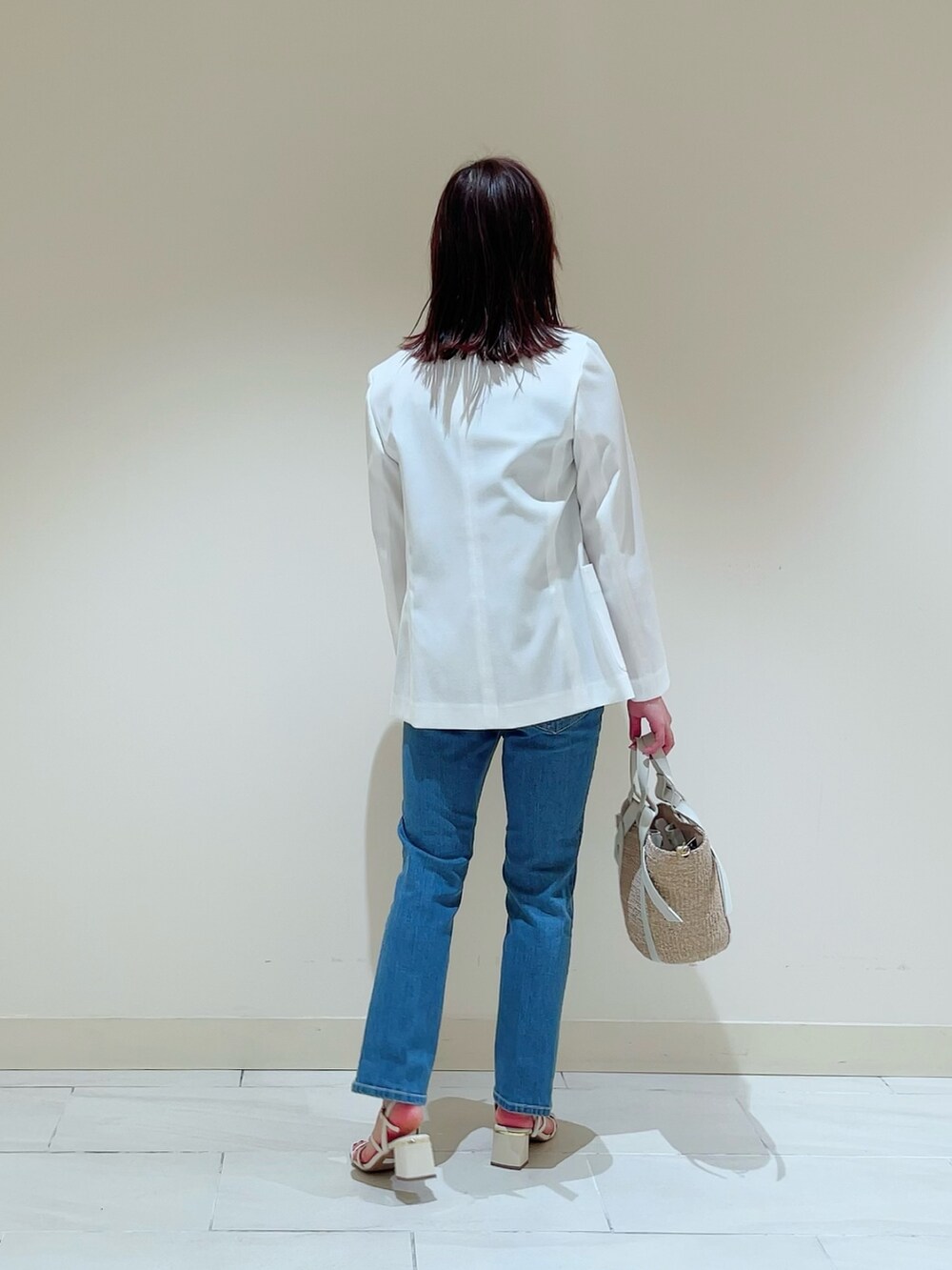 ブルー系のデニムパンツを着用したレディースの春コーディネートの3枚目の写真