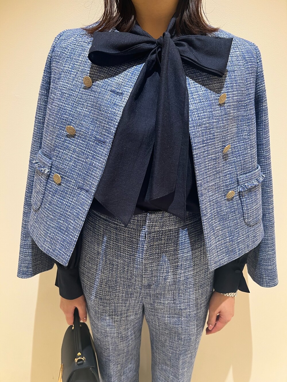 ブルー系のその他パンツ、ブルー系のノーカラージャケット、ブルー系のシャツ/ブラウスを着用したレディースの冬コーディネートの9枚目の写真