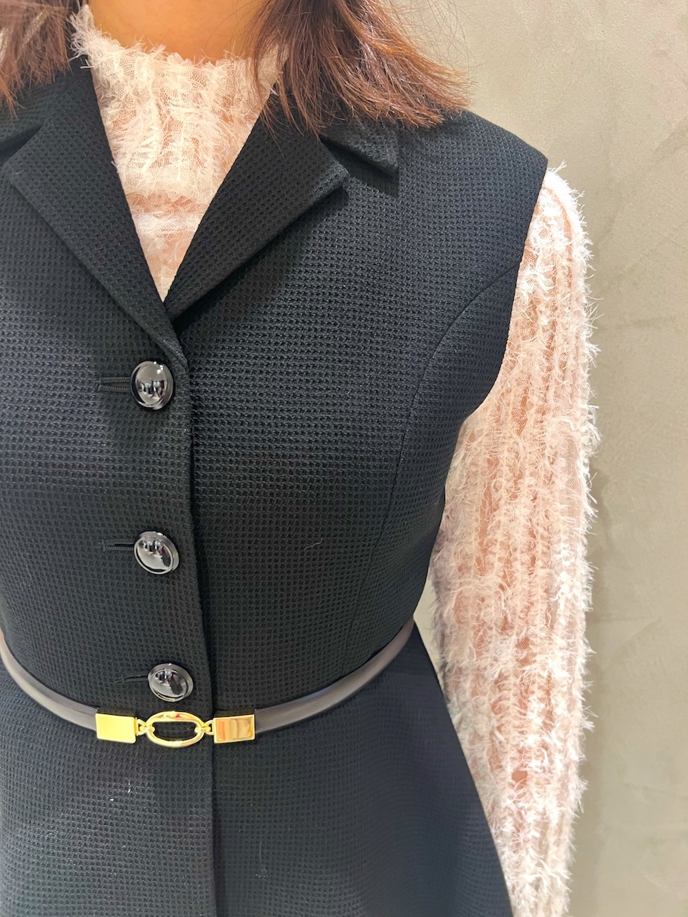 ホワイト系のTシャツ/カットソー、ブラック系のベスト、ブラック系のその他パンツを着用したレディースの秋コーディネートの7枚目の写真