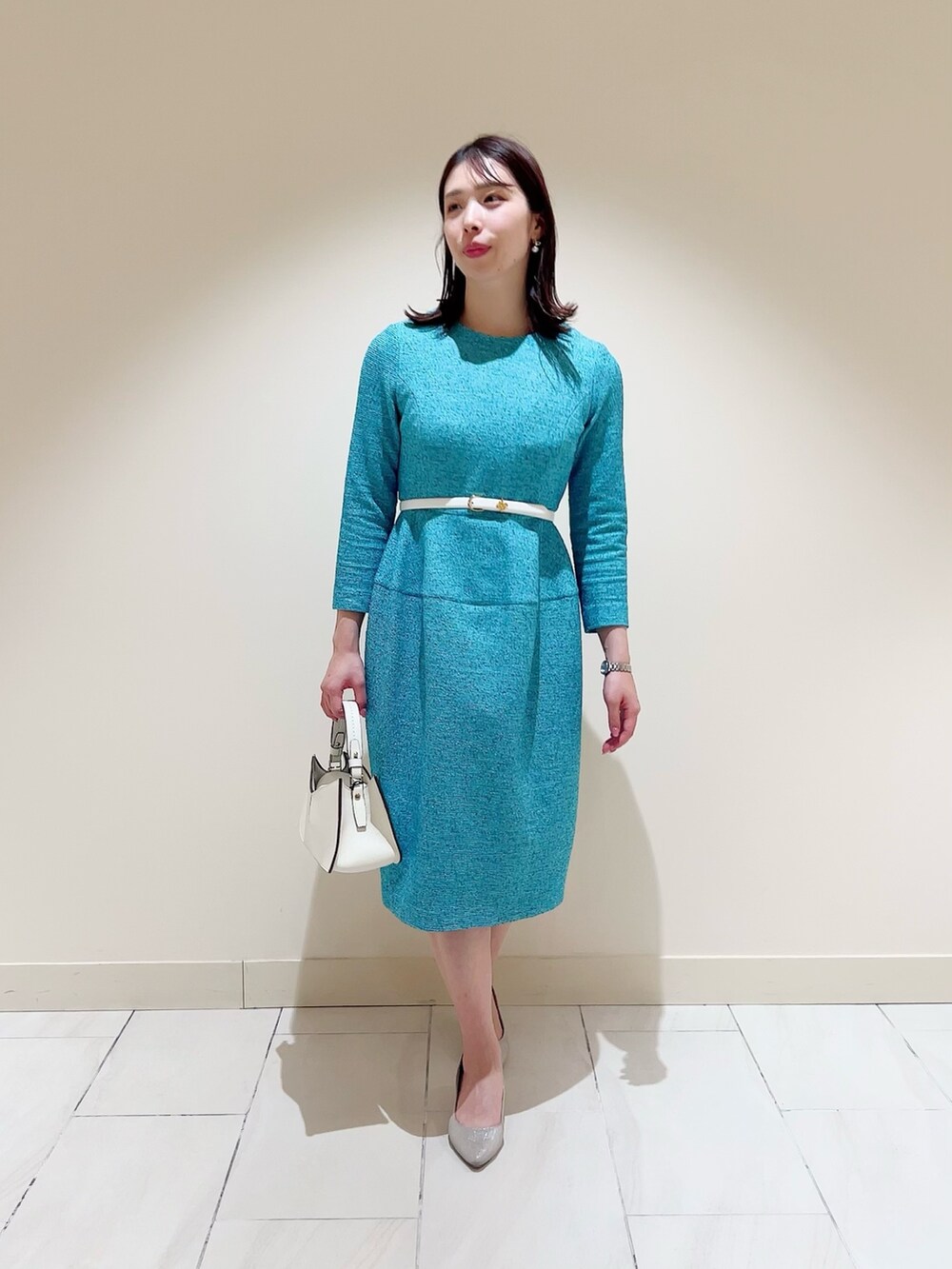 グリーン系のワンピース、ホワイト系のハンドバッグ、ホワイト系のベルトを着用したレディースの春コーディネートの4枚目の写真