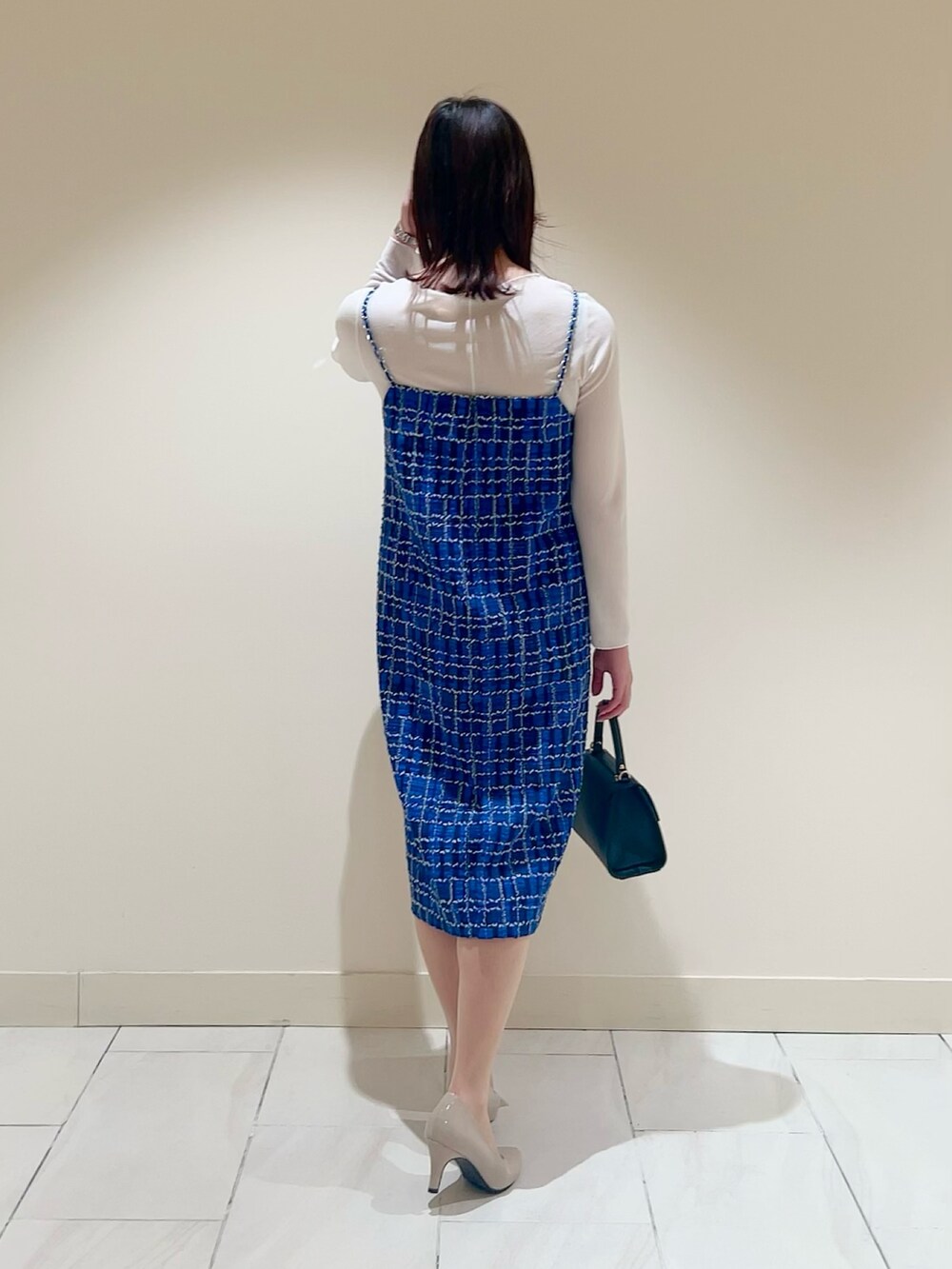 ホワイト系のTシャツ/カットソー、ブルー系のトートバッグ、ブルー系のノーカラージャケットを着用したレディースの春コーディネートの6枚目の写真