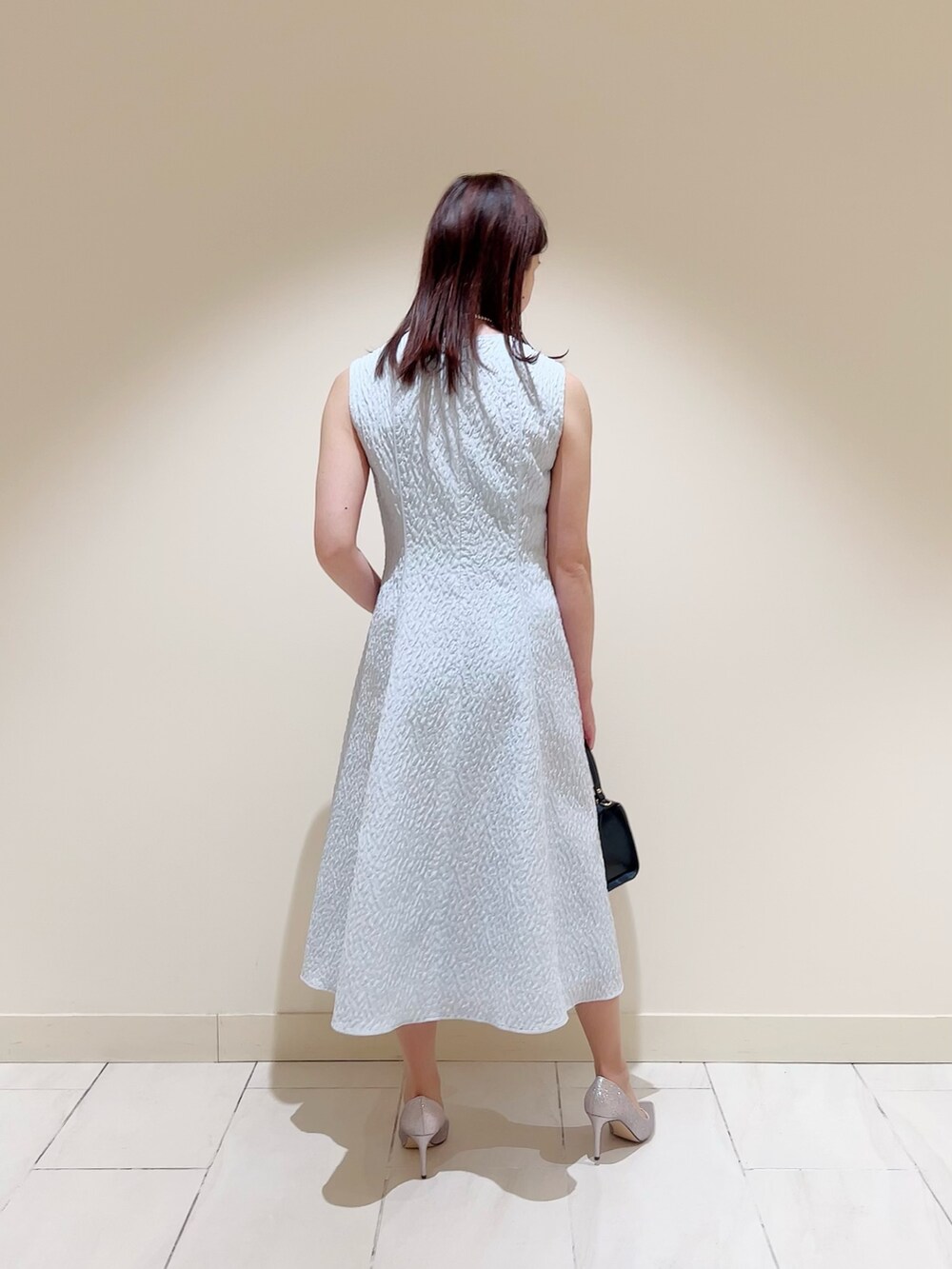 ブルー系のワンピース、ブルー系のテーラードジャケット、ブルー系のトートバッグを着用したレディースの冬コーディネートの8枚目の写真