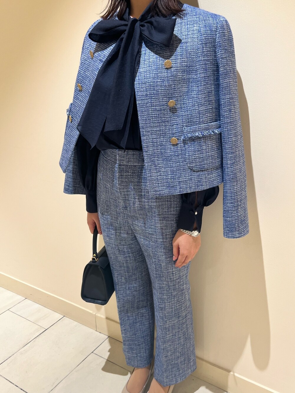 ブルー系のその他パンツ、ブルー系のノーカラージャケット、ブルー系のシャツ/ブラウスを着用したレディースの冬コーディネートの8枚目の写真