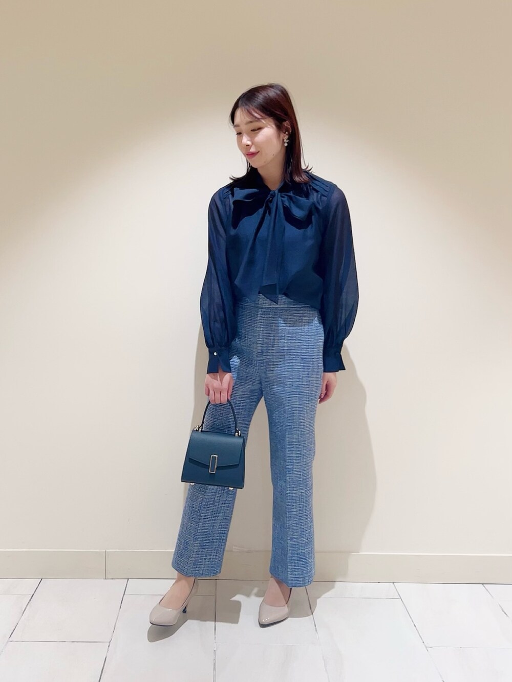 ブルー系のその他パンツ、ブルー系のノーカラージャケット、ブルー系のシャツ/ブラウスを着用したレディースの冬コーディネートの4枚目の写真