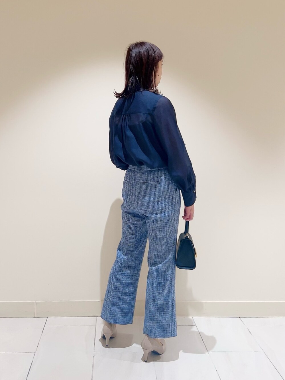ブルー系のその他パンツ、ブルー系のノーカラージャケット、ブルー系のシャツ/ブラウスを着用したレディースの冬コーディネートの5枚目の写真