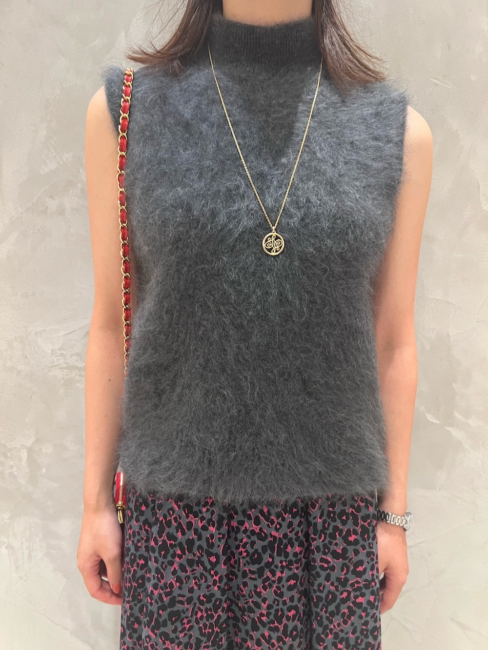 ピンク系のスカート、グレー系のその他トップス、ゴールド系のネックレスを着用したレディースの秋コーディネートの6枚目の写真