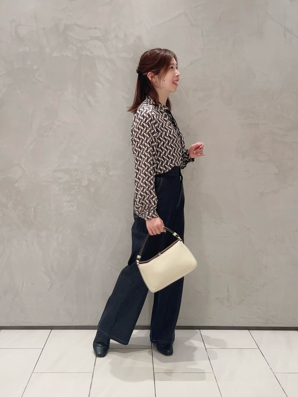 ホワイト系のその他アウター、ブルー系のシャツ/ブラウス、ブルー系のデニムパンツを着用したレディースの秋コーディネートの8枚目の写真