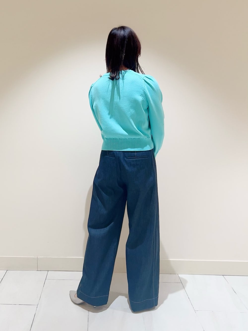 ブルー系のトートバッグ、グリーン系のカーディガン/ボレロ、ブルー系のその他パンツを着用したレディースの春コーディネートの3枚目の写真