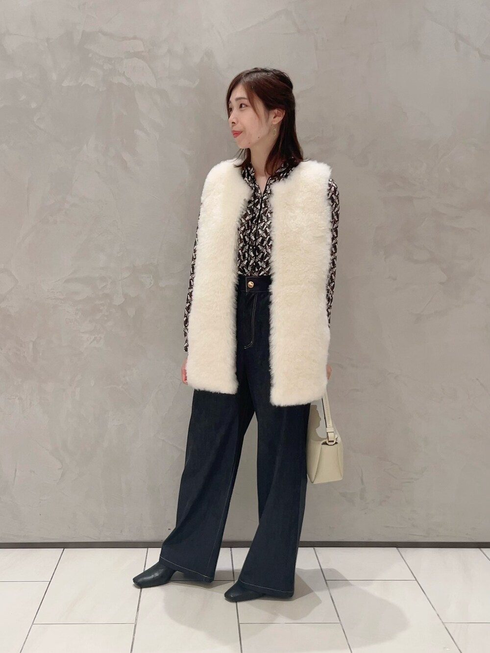 ホワイト系のその他アウター、ブルー系のシャツ/ブラウス、ブルー系のデニムパンツを着用したレディースの秋コーディネートの3枚目の写真