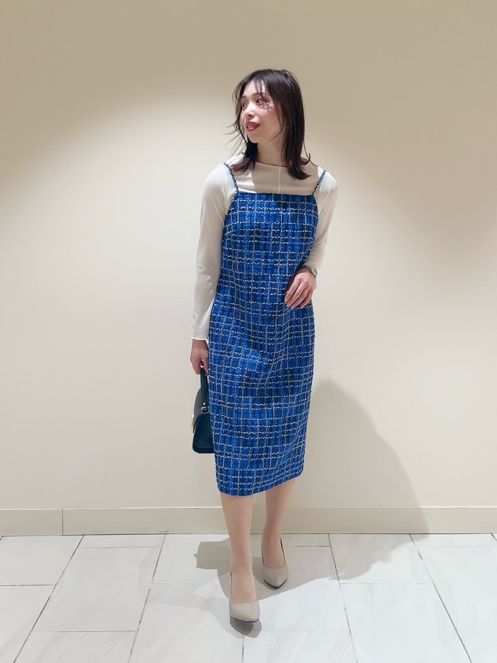 ホワイト系のTシャツ/カットソー、ブルー系のトートバッグ、ブルー系のノーカラージャケットを着用したレディースの春コーディネートの7枚目の写真